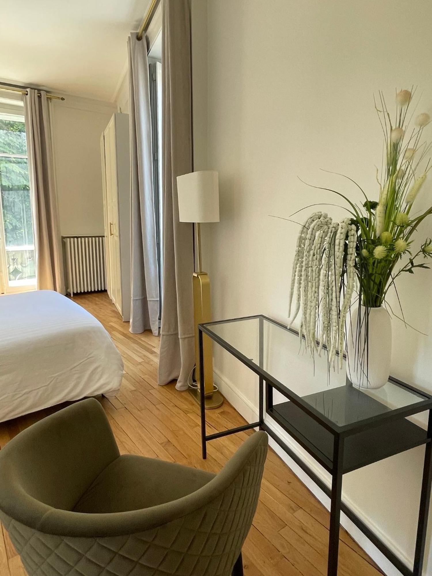 Grand Appartement D'Exception Au Chateau Randin Ecully Exterior photo